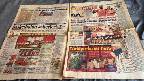 FANATİK BASKET HAFTALIK BASKETBOL GAZETESİ TURKISH NEWSPAPER - DOĞUM GÜNÜ HEDİYESİ  - TAM TAKIM EKSİKSİZ GAZETE 21-27 AĞUSTOS  - 2001  - SAYI: 247 - KÜÇÜK PRENS EMRE DARÜŞŞAFAKA'DA YILDIZI PARLAYAN EMRE OLYMPIAKOS'TA - GÖZBEBEĞİMİZ - 12 DEV İSİM 12 DEV YORUM - SANA GÜVENİMİZ SONSUZ - 12 DEV ADAM SEVGİSİ - KALBİMİZDESİN DR. TRAWINSKI - TÜRKİYE O'NU UNUTMADI - ÖMER VE SAMİ - GÖREV ADAMI YOK - SEYİRCİ AVANTAJIMIZ - SAVUNMAMIZ ÜMİT VERİCİ - BEŞİNCİLİK BAŞARI DEĞİL - KKTC'NİN SAVAŞÇILARI - RUHU SPORUMUZU AYDINLATTI - VEFA BORCU ÖDENDİ - REALİST OLMAK GEREK - POTA ALTINA DİKKAT - YUGOSLAVYA VE İTALYA - 40 DAKİKA MÜCADELE - TÜM TAKIMLAR FAVORİ - SAVUNMA ÇOK ÖNEMLİ - AKGÜN OTEL ÖRNEK OLDU - EMRE EKİM  - EMRE  - AYDIN ÖRS  - DR. HANS JOSCHIM TRAWINSKI  - ÖMER  - SAMİ  - İSMET BADEM  - HASAN KORTAY  - ORÇUN KAMALA  - HAMİDE  - AHMET DEMİRTAŞ  - GÖKAY AKIN  - MURAT AKBAŞ  - BURÇİN BADEM  - KİRİLENKO  - FETISSOV  - JAGODNIK  - O'BANNON  - ELSON  - GORDAN GIRICEK  - REHA ERUS  - NAUMOSKI  -
