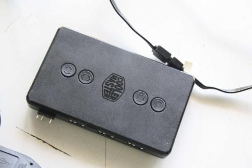 Cooler Master ARGB LED Kontrolcüsü  4 x 3 Pimli Bağlantı Noktalı Cooler Master ARGB LED Kontrol Cihazı - Çoklu Renk Efektleri, Termal Algılama Modu, 4-Pin RGB Cihazı Uyumlu    (ANTİK KOLİ 8