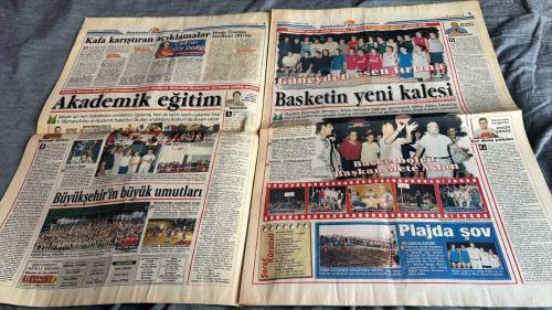 FANATİK BASKET HAFTALIK BASKETBOL GAZETESİ TURKISH NEWSPAPER - DOĞUM GÜNÜ HEDİYESİ  - TAM TAKIM EKSİKSİZ GAZETE 31 TEMMUZ 6 AĞUSTOS   - 2001  - SAYI: 244 -  LAKAPLARINI SİZ KOYUN - YENİ KALEMİZ İSKENDERUN - MİLLİLER ÇEK-UP YAPTI - AY-YILDIZLILAR'IN BAŞARILI PROVASI - KAFA AVICISI PINI GERSHON - GÜVEN VERDİLER - 123 MİLYON DOLARLIK ADAM - HİDO'DAN ESİNTİLER - AYDIN ÖRS UMUT TAZELEDİ - BAŞIMIZ SAĞOLSUN - DEĞERLİ SPOR ADAMI PROF. DR. KAYA ÇİLİNGİROĞLU'NU KAYBETTİK - AKADEMİK EĞİTİM - GÜNEYDEN ESEN FIRTINA BASKETİN YENİ KALESİ - DUYDUK DUYMADIK DEMEYİN BÖYLE BELEDİYE BAŞKANI GÖRÜLMEDİ - BÜYÜKŞEHİR'İN BÜYÜK UMUTLARI - BELEDİYEDEN BASKETBOL ATAĞI - BASKETBOLCU ORDUSU - PLAJDA ŞOV - KUM ÜSTÜNDE VOLEYBOL KEYFİ - 2001/2002 SEZONU TÜRKİYE BASKETBOL LİGLERİ FİKSTÜRÜ - PINI GERSHON  - EFES  - BROWIT  - ALLEN  - CWEBB  - KAYA ÇİLİNGİROĞLU  - İSMET BADEM  - CARLI  - METE ASLAN  - SALİH ERKAN  - MEHMET ALİ YALÇINDAĞ  - MEHMET Y. YILMAZ  - ÜMİT AVCI  - METE AKTAŞ  - ENGİN AKSÖZ  -