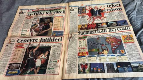 FANATİK BASKET HAFTALIK BASKETBOL GAZETESİ TURKISH NEWSPAPER - DOĞUM GÜNÜ HEDİYESİ  - TAM TAKIM EKSİKSİZ GAZETE 31 TEMMUZ 6 AĞUSTOS   - 2001  - SAYI: 244 -  LAKAPLARINI SİZ KOYUN - YENİ KALEMİZ İSKENDERUN - MİLLİLER ÇEK-UP YAPTI - AY-YILDIZLILAR'IN BAŞARILI PROVASI - KAFA AVICISI PINI GERSHON - GÜVEN VERDİLER - 123 MİLYON DOLARLIK ADAM - HİDO'DAN ESİNTİLER - AYDIN ÖRS UMUT TAZELEDİ - BAŞIMIZ SAĞOLSUN - DEĞERLİ SPOR ADAMI PROF. DR. KAYA ÇİLİNGİROĞLU'NU KAYBETTİK - AKADEMİK EĞİTİM - GÜNEYDEN ESEN FIRTINA BASKETİN YENİ KALESİ - DUYDUK DUYMADIK DEMEYİN BÖYLE BELEDİYE BAŞKANI GÖRÜLMEDİ - BÜYÜKŞEHİR'İN BÜYÜK UMUTLARI - BELEDİYEDEN BASKETBOL ATAĞI - BASKETBOLCU ORDUSU - PLAJDA ŞOV - KUM ÜSTÜNDE VOLEYBOL KEYFİ - 2001/2002 SEZONU TÜRKİYE BASKETBOL LİGLERİ FİKSTÜRÜ - PINI GERSHON  - EFES  - BROWIT  - ALLEN  - CWEBB  - KAYA ÇİLİNGİROĞLU  - İSMET BADEM  - CARLI  - METE ASLAN  - SALİH ERKAN  - MEHMET ALİ YALÇINDAĞ  - MEHMET Y. YILMAZ  - ÜMİT AVCI  - METE AKTAŞ  - ENGİN AKSÖZ  -