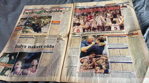 FANATİK BASKET HAFTALIK BASKETBOL GAZETESİ TURKISH NEWSPAPER - DOĞUM GÜNÜ HEDİYESİ  - TAM TAKIM EKSİKSİZ GAZETE 11-17 EYLÜL  - 2001  - SAYI: 250 - 70 MİLYON DEV ADAMA TEŞEKKÜRLER  - ATIŞTIRIN AÇLIĞINIZI YATIŞTIRIN  - BOYNUNUZDA GÜMÜŞ KALBİMİZDE ALTIN  - HEPİNİZE HELAL OLSUN  - GÖNÜLLERİN ŞAMPİYONU  - BASKETBOL ÜLKENİN ZİRVESİNDE  - FIBA'NIN UŞAĞI HAKEMLER  - FIBA SÖYLEDİ ONLAR YAPTI  - COACH MEZARLIĞI MANYAK EDER ADAMI  - ESKİ HEYECAN GELMELİ  - PANIONIOS TRANSFERE DOYMUYOR  - İKİ YENİ İSİM  - MATE SKELIN KRKA TELEKOM'DA  - GIANMARCO POZZECCO DİSİPLİN KURULU'NDA  - RECALCATI İTALYA MİLLİ TAKIMI'NA ADAY  - PETTERSON AVRUPA'NIN EN İYİSİ ÖRS  - COLDEBELLA İLE BİR YIL DAHA  - KEVIN RANKIN BIELLA'DA KALDI  - İNANIRSAK OLUR  - SUTOR BİR OYUNCU  - BASKETBOLU KONUŞUYOR  - SEN GİT FUTBOL YAZ  - 1 NO'LU DEV ADAM BASKETBOL 1 NUMARA  - MURAT AKBAŞ  - CEM AKYÜZ  - GÖKAY ARIN  - SANCHA  - TANJEVIC  - ZRINSDAN  - PETROPOULOS  - KAZLAUSKAS  - TOLGA ESENCİ  - YANNAKIS  - JONES  - MARKOVİÇ  -