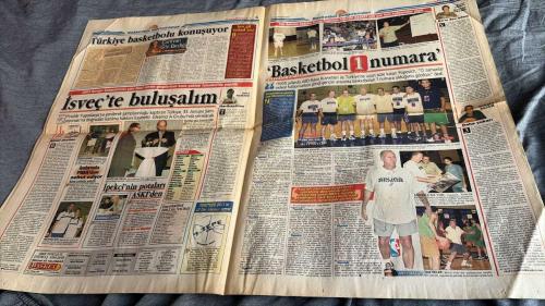 FANATİK BASKET HAFTALIK BASKETBOL GAZETESİ TURKISH NEWSPAPER - DOĞUM GÜNÜ HEDİYESİ  - TAM TAKIM EKSİKSİZ GAZETE 11-17 EYLÜL  - 2001  - SAYI: 250 - 70 MİLYON DEV ADAMA TEŞEKKÜRLER  - ATIŞTIRIN AÇLIĞINIZI YATIŞTIRIN  - BOYNUNUZDA GÜMÜŞ KALBİMİZDE ALTIN  - HEPİNİZE HELAL OLSUN  - GÖNÜLLERİN ŞAMPİYONU  - BASKETBOL ÜLKENİN ZİRVESİNDE  - FIBA'NIN UŞAĞI HAKEMLER  - FIBA SÖYLEDİ ONLAR YAPTI  - COACH MEZARLIĞI MANYAK EDER ADAMI  - ESKİ HEYECAN GELMELİ  - PANIONIOS TRANSFERE DOYMUYOR  - İKİ YENİ İSİM  - MATE SKELIN KRKA TELEKOM'DA  - GIANMARCO POZZECCO DİSİPLİN KURULU'NDA  - RECALCATI İTALYA MİLLİ TAKIMI'NA ADAY  - PETTERSON AVRUPA'NIN EN İYİSİ ÖRS  - COLDEBELLA İLE BİR YIL DAHA  - KEVIN RANKIN BIELLA'DA KALDI  - İNANIRSAK OLUR  - SUTOR BİR OYUNCU  - BASKETBOLU KONUŞUYOR  - SEN GİT FUTBOL YAZ  - 1 NO'LU DEV ADAM BASKETBOL 1 NUMARA  - MURAT AKBAŞ  - CEM AKYÜZ  - GÖKAY ARIN  - SANCHA  - TANJEVIC  - ZRINSDAN  - PETROPOULOS  - KAZLAUSKAS  - TOLGA ESENCİ  - YANNAKIS  - JONES  - MARKOVİÇ  -