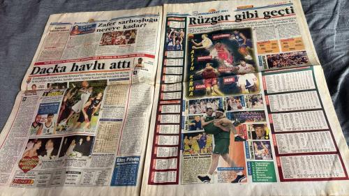 FANATİK BASKET HAFTALIK BASKETBOL GAZETESİ TURKISH NEWSPAPER - DOĞUM GÜNÜ HEDİYESİ  - TAM TAKIM EKSİKSİZ GAZETE 18-24 EYLÜL  - 2001  - SAYI: 251 - KAHRAMANLAR LAILA'DA - FANATİK BASKET - O BİR ŞÖVALYE - EUROBASKET PANORAMA - ZİRVEDEN GÖRÜNÜM - İPEKÇİ ÜZGÜN - EUROBASKET'İN ŞANS MELEKLERİ - DANCE TEAM BEST - ÇARPICI GERÇEK - BU KAPI KİLİTLİ KALMAMALI - BİZCE NE YAPILMALI - YAPMAK KOLAY! İSTEMEK GEREK! - BASKETBOL BÖYLE KURTULUR - FIBA, ULEB'İ TANIMADI - BOŞLUK İÇİNDE YAŞAMAK! - SOYUNMA ODALARI DÜNYA STANDARTINDA - MAJESTELERİ KALBİNİN SESİNİ DİNLEDİ - MÜJDE... DÖNÜYOR - SONUNDA KARARINI VERDİ - HAFTANIN YAZISI - 8 NOLU KAPI - VUR PATLASIN ÇAL OYNAŞIN - MİLLİLER, ATHENA İLE COŞTU, FELEKTEN BİR GECE ÇALDI... - BİZ BİZE KALDIK - MUHTEŞEM GECENİN SABAHINDA, SIRTLARINDA ONLARLA BÜTÜNLEŞMENİN KEYFİNİ YAŞADIK - HİDAYET - HÜSEYİN YAVUZ - MICHAEL JORDAN - YALÇIN UYGUN - MEFANET Y. Y - HASAN CORAL - AYDIN ÖRS - SALİH ERKAN - ÜMİT AVCI - METE AKTAŞ - DİRK NOWITZKI - PAU GASOL - HARUN ERDENAY -
