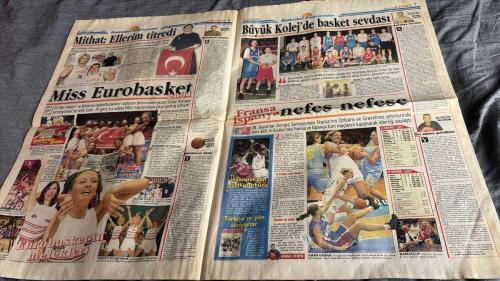 FANATİK BASKET HAFTALIK BASKETBOL GAZETESİ TURKISH NEWSPAPER - DOĞUM GÜNÜ HEDİYESİ  - TAM TAKIM EKSİKSİZ GAZETE 18-24 EYLÜL  - 2001  - SAYI: 251 - KAHRAMANLAR LAILA'DA - FANATİK BASKET - O BİR ŞÖVALYE - EUROBASKET PANORAMA - ZİRVEDEN GÖRÜNÜM - İPEKÇİ ÜZGÜN - EUROBASKET'İN ŞANS MELEKLERİ - DANCE TEAM BEST - ÇARPICI GERÇEK - BU KAPI KİLİTLİ KALMAMALI - BİZCE NE YAPILMALI - YAPMAK KOLAY! İSTEMEK GEREK! - BASKETBOL BÖYLE KURTULUR - FIBA, ULEB'İ TANIMADI - BOŞLUK İÇİNDE YAŞAMAK! - SOYUNMA ODALARI DÜNYA STANDARTINDA - MAJESTELERİ KALBİNİN SESİNİ DİNLEDİ - MÜJDE... DÖNÜYOR - SONUNDA KARARINI VERDİ - HAFTANIN YAZISI - 8 NOLU KAPI - VUR PATLASIN ÇAL OYNAŞIN - MİLLİLER, ATHENA İLE COŞTU, FELEKTEN BİR GECE ÇALDI... - BİZ BİZE KALDIK - MUHTEŞEM GECENİN SABAHINDA, SIRTLARINDA ONLARLA BÜTÜNLEŞMENİN KEYFİNİ YAŞADIK - HİDAYET - HÜSEYİN YAVUZ - MICHAEL JORDAN - YALÇIN UYGUN - MEFANET Y. Y - HASAN CORAL - AYDIN ÖRS - SALİH ERKAN - ÜMİT AVCI - METE AKTAŞ - DİRK NOWITZKI - PAU GASOL - HARUN ERDENAY -