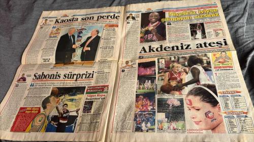 FANATİK BASKET HAFTALIK BASKETBOL GAZETESİ TURKISH NEWSPAPER - DOĞUM GÜNÜ HEDİYESİ  - TAM TAKIM EKSİKSİZ GAZETE 18-24 EYLÜL  - 2001  - SAYI: 251 - KAHRAMANLAR LAILA'DA - FANATİK BASKET - O BİR ŞÖVALYE - EUROBASKET PANORAMA - ZİRVEDEN GÖRÜNÜM - İPEKÇİ ÜZGÜN - EUROBASKET'İN ŞANS MELEKLERİ - DANCE TEAM BEST - ÇARPICI GERÇEK - BU KAPI KİLİTLİ KALMAMALI - BİZCE NE YAPILMALI - YAPMAK KOLAY! İSTEMEK GEREK! - BASKETBOL BÖYLE KURTULUR - FIBA, ULEB'İ TANIMADI - BOŞLUK İÇİNDE YAŞAMAK! - SOYUNMA ODALARI DÜNYA STANDARTINDA - MAJESTELERİ KALBİNİN SESİNİ DİNLEDİ - MÜJDE... DÖNÜYOR - SONUNDA KARARINI VERDİ - HAFTANIN YAZISI - 8 NOLU KAPI - VUR PATLASIN ÇAL OYNAŞIN - MİLLİLER, ATHENA İLE COŞTU, FELEKTEN BİR GECE ÇALDI... - BİZ BİZE KALDIK - MUHTEŞEM GECENİN SABAHINDA, SIRTLARINDA ONLARLA BÜTÜNLEŞMENİN KEYFİNİ YAŞADIK - HİDAYET - HÜSEYİN YAVUZ - MICHAEL JORDAN - YALÇIN UYGUN - MEFANET Y. Y - HASAN CORAL - AYDIN ÖRS - SALİH ERKAN - ÜMİT AVCI - METE AKTAŞ - DİRK NOWITZKI - PAU GASOL - HARUN ERDENAY -