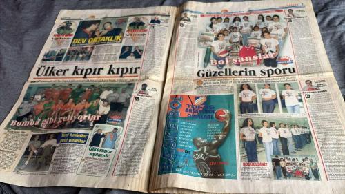 FANATİK BASKET HAFTALIK BASKETBOL GAZETESİ TURKISH NEWSPAPER - DOĞUM GÜNÜ HEDİYESİ  - TAM TAKIM EKSİKSİZ GAZETE 2- 8-EKİM  2001  - SAYI: 253 - DEV RANDEVU - FIRTINA BAŞLADI - FANATİK BASKET - GÜZELLER VE FANATİK BASKET - JORDAN DEVRİ - YAŞAYAN EFSANE MİCHAEL JORDAN - GÖZÜMÜZ AYDIN MİCHAEL JORDAN - EFSANE GERİ DÖNDÜ - HAFTANIN YAZISI - KANAL 41 - TARIH YAZACAĞIZ - LİGE HAZIRIZ - DEV ORTAKLIK - ÜLKER KIPIR KIPIR - BALAYI BİTTİ - BOL ŞANSLAR - GÜZELLERİN SPORU - SÜPER MODEL OF WORLD ADAYLARI BASKETBOL SALONLARINA TRANSFER OLDU - BOMBA GİBİ GELİYORLAR - BÜYÜK FAVORİ ÜLKER - BAŞLADILAR AMA - İKİ DEV - YENİ HEDEFLER YENİ UMUTLAR - GECE GÜNDÜZ ÇALIŞIYORLAR - SÖZ ŞİMDİ OYUNCULARDA - ÜLKERSPOR AŞILANDI - HASTALIKLARA ERKEN ÖNLEM - GÖZ KAMASTIRDILAR - MICHAEL JORDAN  - ISMET BADEM  - EBAY YILMAER  - ENGIN AKSOZ  - EMRE  - MEHMET ALİ YALÇINDAĞ  - SALİH ERKAN  - METE AKTAŞ  - İZİÇ  - YILDIZ  - BURÇİN BADEM  - GERALD  - ERKAN ATAÇ  - GÖKAY AKIN  - OĞUZ DİZER  - İSMET BADEM  - TUNÇ KAYALILAR  -