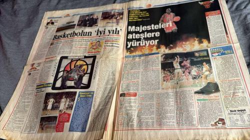 FANATİK BASKET HAFTALIK BASKETBOL GAZETESİ TURKISH NEWSPAPER - DOĞUM GÜNÜ HEDİYESİ  - TAM TAKIM EKSİKSİZ GAZETE 2- 8-EKİM  2001  - SAYI: 253 - DEV RANDEVU - FIRTINA BAŞLADI - FANATİK BASKET - GÜZELLER VE FANATİK BASKET - JORDAN DEVRİ - YAŞAYAN EFSANE MİCHAEL JORDAN - GÖZÜMÜZ AYDIN MİCHAEL JORDAN - EFSANE GERİ DÖNDÜ - HAFTANIN YAZISI - KANAL 41 - TARIH YAZACAĞIZ - LİGE HAZIRIZ - DEV ORTAKLIK - ÜLKER KIPIR KIPIR - BALAYI BİTTİ - BOL ŞANSLAR - GÜZELLERİN SPORU - SÜPER MODEL OF WORLD ADAYLARI BASKETBOL SALONLARINA TRANSFER OLDU - BOMBA GİBİ GELİYORLAR - BÜYÜK FAVORİ ÜLKER - BAŞLADILAR AMA - İKİ DEV - YENİ HEDEFLER YENİ UMUTLAR - GECE GÜNDÜZ ÇALIŞIYORLAR - SÖZ ŞİMDİ OYUNCULARDA - ÜLKERSPOR AŞILANDI - HASTALIKLARA ERKEN ÖNLEM - GÖZ KAMASTIRDILAR - MICHAEL JORDAN  - ISMET BADEM  - EBAY YILMAER  - ENGIN AKSOZ  - EMRE  - MEHMET ALİ YALÇINDAĞ  - SALİH ERKAN  - METE AKTAŞ  - İZİÇ  - YILDIZ  - BURÇİN BADEM  - GERALD  - ERKAN ATAÇ  - GÖKAY AKIN  - OĞUZ DİZER  - İSMET BADEM  - TUNÇ KAYALILAR  -