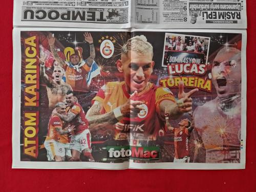 Lucas Torreira ve Galatasaray Posterli - 4 Sene Üst Üste Şampiyon Galatasaray - 17 Mayıs 2026 - Fotomaç Gazetesi - Tam Gazete