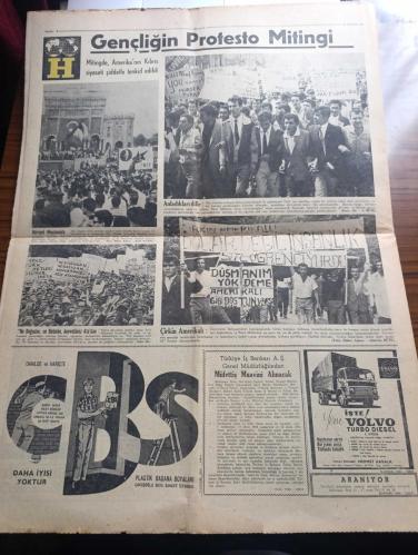 Hürriyet Gazetesi - Turkish Newspaper - 30 Ağustos 1964 - 30 Ağustos Atatürk büyük zaferi anlatıyor - düşmana son darbeyi indiren ordularımızın başkumandanı Gazi Mustafa Kemal Fotoğrafı - Atatürk karşındaki kitle perişan olmuştu - Orgeneral Cevdet Sunay'ın 30 Ağustos mesajı Türk Ordusu çok şeyler yapabilir - Türk ordusunun Rum palikaryalarına indirdiği kati darbenin 42 nci yıl dönümü olan 30 Ağustos Zafer Bayramı bugün yurtta heyecanla kutlanacak - İstanbul dünkü mitingde Kıbrıs Kıbrıs diye inledi Fotoğrafı - 29 30 ağustos gecesi sabaha karşı Garp cephesi hareket şubesi müdürü Tevfik Bey İsmet İnönü ile harita üzerinde istişarede bulundular - spor yazarlarını kupasının final maçı Beşiktaş Galatasaray - Metin Oktay Beşiktaş'a karşı oynamıyor - gençliğin Kıbrıs  meselesi protesto mitinginden fotoğraflar - ne doğudan ne batıdan kuvvetimiz Ata'dan yazılı pankart Fotoğrafı - çirkin Amerikalı dolar değil insanlık yazılı pankart Fotoğrafı - İzmir fuarında olaylar - 30 Ağustos 1922