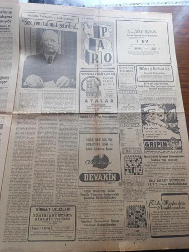 Hürriyet Gazetesi - Turkish Newspaper - 10 Kasım 1950 - Atatürk'ün portresi - Büyük Yasımızın 12. Yıldönümü - Atatürk'ü anarken yazan Sedat Simavi Başmakale -  Yas gününde Celal Bayar'ın basına mesajı devlet reisi büyük atamızın eşsiz meziyetlerini övdü - bugün Ebedi Şef Atatürk'ü bütün yurt saygıyla anacak - Sarıyer ortaokulunda Eyüp ortaokulunda teknik okulunda Marmara lokalinde halkevlerinde üniversitede ayrıca milli Türk Talebe Birliği tarafından Atlas sinemasında da toplantılar yapılacaktır - gece bazı sinemalar Atatürk'ün hayatına ait filmler gösterilecektir - Adnan Menderes hükümeti'nin ele aldı işlerden birisi de Atatürk için Ankara'da yapılmakta olan Anıtkabir inşaatının hızlandırılması olmuştur Fotoğraf - Amerika'ya yerleşmiş bir vatandaşımız Anıtkabir'e dikilmek üzere bir bayrak direği göndermiştir Fotoğrafı - ölmez Atatürk onun hatırası önünde yazan Vasfi Raşid Sevig - eski İstanbul Valisi Muhittin Üstündağ anlatıyor Atatürk'ün son günleri yazan Mehmet Reşit - 10 Kasım 1938