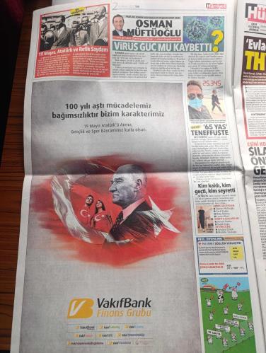 Hürriyet Gazetesi - Turkish Newspaper - 19 Mayıs 2020 - 19 Mayıs Atatürk'ü anma Gençlik ve Spor bayramımız kutlu olsun - Atatürk'ün Samsun'a çıkmadan çektirdiği fotoğraf - Atatürk riskleri göze aldı - saat 19.19'da herkes balkona - Atatürk'ün Samsun'a çıkarak İstiklal meşalesini yaktığı günün 101'inci yıldönümünü  evlerimizden coşkuyla kutlayacağız  - Sosyal medya üzerinden gençlere milli mücadele ruhunu ve 19 mayıs'ı anlatan interaktif etkinlikler yarışmalar düzenlenecek - Cumhurbaşkanı Recep Tayyip Erdoğan törenler kapsamında video konferans yöntemi ile 81 şehirden gençlere seslenecek - 19 Mayıs törenleri dolayısıyla Anıtkabir'de de sosyal mesafe korunarak tören yapılacak - Hava ısınıyor koronavirüs yavaşlıyor - 19 Mayıs Atatürk ve Refik Saydam fotoğraf - Atatürk'ün Samsun'a çıkmadan önce çektirdiği son fotoğrafın arkasına yazdıklarım yazan Ahmet Hakan - kız kulesi'nde 19 Mayıs konseri - 19 Mayıs ilk dijital kutlama - 19 Mayıs 1919
