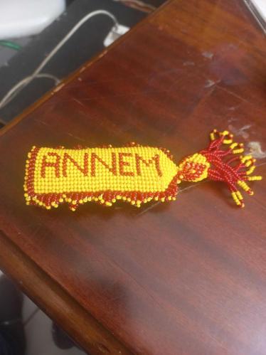 Cezaevi işi sarı kırmızı  renklerle yapılmış  boncuk  çakmaklık