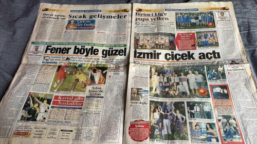 FANATİK BASKET HAFTALIK BASKETBOL GAZETESİ TURKISH NEWSPAPER - DOĞUM GÜNÜ HEDİYESİ  - TAM TAKIM EKSİKSİZ GAZETE 16-22-EKİM  2001  - SAYI: 255 -BİR SABIR BİR EFES - EFES ISINMA TURLARINDA - ÜLKER'İN FORMUNA TELEKOM GARANTİSİ - ÜLKER KULELERİ YIKTI - DAVUL ZURNA SIVRİSİNEK SAZ - SICAK GELİŞMELER - FENER BÖYLE GÜZEL - KARTAL GİBİ BAŞLADILAR - BİRİNCİ LİG'E PUPA YELKEN - İZMİR ÇİÇEK AÇTI - FENER BOTAŞ'IN HATLARINI KESTİ - DARÜŞŞAFAKA TED KOLEJİ RAHAT GEÇTİ - GÖZTEPE'DE ENFES GÜN - MÜKEMMEL AĞIRLAMA - DEVLERİN MERHAMETİ YOK - EUROLEAGUE'DE HIZLI START - SAVIC BOLOGNA'DA - İSRAİL LİGİ'NDE BÜYÜK İSYAN - REGATAS İLE ESTUDIANTES ZİRVEDE - KUZEY LİGİ'NDE AKDENİZ ESİNTİSİ - UNUTULMAZ JORDAN - YERÇEKİMİ KANUNU'NU YENİDEN YAZAN ADAM - HASTALIK BİLE DURDURAMADI - BABALAR GÜNÜ - EN BÜYÜK BENİM - MICHAEL JORDAN - TRACY MCGRADY - HİDAYET TÜRKOĞLU - CHRIS WEBBER - LARRY JOHNSON - ENGIN ÖZERTUN - İSMET BADEM - METE AKTAŞ - MURAT DİDİN - BURÇİN BADEM - MEHMET TEFEOĞLU - SELES - ERDAL - MESUT -
