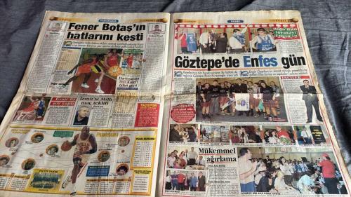 FANATİK BASKET HAFTALIK BASKETBOL GAZETESİ TURKISH NEWSPAPER - DOĞUM GÜNÜ HEDİYESİ  - TAM TAKIM EKSİKSİZ GAZETE 16-22-EKİM  2001  - SAYI: 255 -BİR SABIR BİR EFES - EFES ISINMA TURLARINDA - ÜLKER'İN FORMUNA TELEKOM GARANTİSİ - ÜLKER KULELERİ YIKTI - DAVUL ZURNA SIVRİSİNEK SAZ - SICAK GELİŞMELER - FENER BÖYLE GÜZEL - KARTAL GİBİ BAŞLADILAR - BİRİNCİ LİG'E PUPA YELKEN - İZMİR ÇİÇEK AÇTI - FENER BOTAŞ'IN HATLARINI KESTİ - DARÜŞŞAFAKA TED KOLEJİ RAHAT GEÇTİ - GÖZTEPE'DE ENFES GÜN - MÜKEMMEL AĞIRLAMA - DEVLERİN MERHAMETİ YOK - EUROLEAGUE'DE HIZLI START - SAVIC BOLOGNA'DA - İSRAİL LİGİ'NDE BÜYÜK İSYAN - REGATAS İLE ESTUDIANTES ZİRVEDE - KUZEY LİGİ'NDE AKDENİZ ESİNTİSİ - UNUTULMAZ JORDAN - YERÇEKİMİ KANUNU'NU YENİDEN YAZAN ADAM - HASTALIK BİLE DURDURAMADI - BABALAR GÜNÜ - EN BÜYÜK BENİM - MICHAEL JORDAN - TRACY MCGRADY - HİDAYET TÜRKOĞLU - CHRIS WEBBER - LARRY JOHNSON - ENGIN ÖZERTUN - İSMET BADEM - METE AKTAŞ - MURAT DİDİN - BURÇİN BADEM - MEHMET TEFEOĞLU - SELES - ERDAL - MESUT -