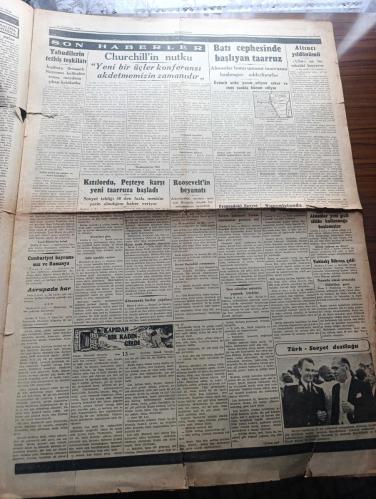 Cumhuriyet Gazetesi - Turkish Newspaper - 10 İkinciteşrin (Kasım) 1944 - büyük milletin büyük atası yazan Nadir Nadi Başmakale - büyük matem günümüz Türk milleti ebedi şefi Kahraman Atatürk'ten altı sene evvel bu sabah ayrılmıştı - Milli Şef İsmet İnönü'nün Türk milletine beyannamesi - Altıncı yıldönümünü Ulus gazetesinin bu sabahki başyazısı - 10 ikinciteşrin çizen Cemal Nadir - altı yıl evvel ölen fani Mustafa Kemal burada yatıyor Fotoğrafı - bugün bütün yurtta Atatürk'ün Aziz hatırası ihtifallerle anılacak - gençlik İstanbul'da sarayburnu'ndaki Atatürk heykeline ve Taksim abidesine çelenk koyacak - halkevlerinde ve mekteplerde yapılacak toplantılar - Atatürk'ten vecizeler - Altıncı yıldönümünde Ata kitap'tan alınacak dersler yazan İsmail Habib Sevük - Halkalı köyünde yapılan okul Dün açıldı - Kızılay yeni aç ocağı açıyor - Atatürk'ü düşünürken hayatiyetimizin büyük timsali yazan profesör M. Şekip Tunç - Amerikalı boksörlerle kimler karşılaşacak - İstanbul şilebi geldi -10 Kasım 1938