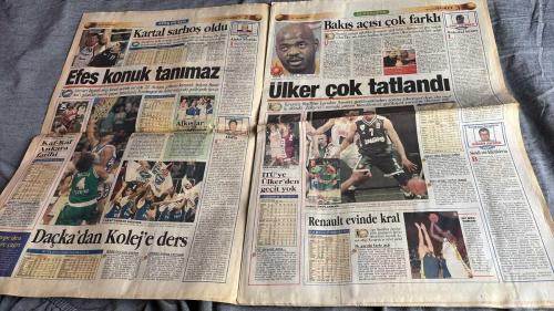 FANATİK BASKET HAFTALIK BASKETBOL GAZETESİ TURKISH NEWSPAPER - DOĞUM GÜNÜ HEDİYESİ  - TAM TAKIM EKSİKSİZ GAZETE 23-29-EKİM  2001  - SAYI: 256 - EFES PILSEN - KARTAL SARHOŞ OLDU - ULKERSPOR - BAKIŞ AÇISI ÇOK FARKLI - BASKETBOL BİTMEZ - EFES KONUK TANIMAZ - ANKARA FATİHİ - DAÇKA'DAN KOLEJ'E DERS - ÜLKER ÇOK TATLANDI - İTÜ'YE ÜLKER'DEN GEÇİT YOK - RENAULT EVİNDE KRAL - ŞİMDİ SÖZ KÜÇÜKLERİN - BU KEZ TAMAM - MUTLAKA AVRUPA ŞAMPİYONU OLACAĞIZ - BAZI ŞEYLER DEĞİŞMELİ - SİZE SÖYLÜYORUM - RÜYADAN GERÇEĞE - KRİZE RAĞMEN - FEDERASYON GÖREVE - GELECEĞİN TAKIMI - MÜTHİŞ ÜÇLÜ - DEV KIZLAR - ABLALAR KOALİSYONU - RADOSEVIC'TEN ASLAN'A TOKAT - KORAC'TA TUR ÜMİTLERİ - DEVLER İTÜ'DE BULUŞTU - HEYECANA ENGEL YOK - BAYAN KARTALLAR TURA ÇOK UZAK - İKİNCİ LİG GÜMBÜR GÜMBÜR - FENER'İN LİSELİ YILDIZLARI - OKUL-KULÜP İŞBİRLİĞİ - NBA İLE YENİDEN - AVRUPA ZAFER HAFTASI - MYERS VE POZZECO'YA DAVET - BASKETBOLUN ÇÖKÜŞÜ - YUKARIDAKİLER AŞAĞIDAKİLER - YARATICILIK - BUD ELEY - ESAT YILMAER - ALEKO MORISIS - NICOLA -