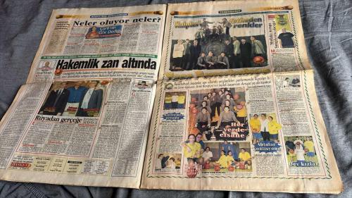 FANATİK BASKET HAFTALIK BASKETBOL GAZETESİ TURKISH NEWSPAPER - DOĞUM GÜNÜ HEDİYESİ  - TAM TAKIM EKSİKSİZ GAZETE 23-29-EKİM  2001  - SAYI: 256 - EFES PILSEN - KARTAL SARHOŞ OLDU - ULKERSPOR - BAKIŞ AÇISI ÇOK FARKLI - BASKETBOL BİTMEZ - EFES KONUK TANIMAZ - ANKARA FATİHİ - DAÇKA'DAN KOLEJ'E DERS - ÜLKER ÇOK TATLANDI - İTÜ'YE ÜLKER'DEN GEÇİT YOK - RENAULT EVİNDE KRAL - ŞİMDİ SÖZ KÜÇÜKLERİN - BU KEZ TAMAM - MUTLAKA AVRUPA ŞAMPİYONU OLACAĞIZ - BAZI ŞEYLER DEĞİŞMELİ - SİZE SÖYLÜYORUM - RÜYADAN GERÇEĞE - KRİZE RAĞMEN - FEDERASYON GÖREVE - GELECEĞİN TAKIMI - MÜTHİŞ ÜÇLÜ - DEV KIZLAR - ABLALAR KOALİSYONU - RADOSEVIC'TEN ASLAN'A TOKAT - KORAC'TA TUR ÜMİTLERİ - DEVLER İTÜ'DE BULUŞTU - HEYECANA ENGEL YOK - BAYAN KARTALLAR TURA ÇOK UZAK - İKİNCİ LİG GÜMBÜR GÜMBÜR - FENER'İN LİSELİ YILDIZLARI - OKUL-KULÜP İŞBİRLİĞİ - NBA İLE YENİDEN - AVRUPA ZAFER HAFTASI - MYERS VE POZZECO'YA DAVET - BASKETBOLUN ÇÖKÜŞÜ - YUKARIDAKİLER AŞAĞIDAKİLER - YARATICILIK - BUD ELEY - ESAT YILMAER - ALEKO MORISIS - NICOLA -