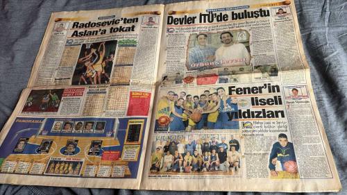 FANATİK BASKET HAFTALIK BASKETBOL GAZETESİ TURKISH NEWSPAPER - DOĞUM GÜNÜ HEDİYESİ  - TAM TAKIM EKSİKSİZ GAZETE 23-29-EKİM  2001  - SAYI: 256 - EFES PILSEN - KARTAL SARHOŞ OLDU - ULKERSPOR - BAKIŞ AÇISI ÇOK FARKLI - BASKETBOL BİTMEZ - EFES KONUK TANIMAZ - ANKARA FATİHİ - DAÇKA'DAN KOLEJ'E DERS - ÜLKER ÇOK TATLANDI - İTÜ'YE ÜLKER'DEN GEÇİT YOK - RENAULT EVİNDE KRAL - ŞİMDİ SÖZ KÜÇÜKLERİN - BU KEZ TAMAM - MUTLAKA AVRUPA ŞAMPİYONU OLACAĞIZ - BAZI ŞEYLER DEĞİŞMELİ - SİZE SÖYLÜYORUM - RÜYADAN GERÇEĞE - KRİZE RAĞMEN - FEDERASYON GÖREVE - GELECEĞİN TAKIMI - MÜTHİŞ ÜÇLÜ - DEV KIZLAR - ABLALAR KOALİSYONU - RADOSEVIC'TEN ASLAN'A TOKAT - KORAC'TA TUR ÜMİTLERİ - DEVLER İTÜ'DE BULUŞTU - HEYECANA ENGEL YOK - BAYAN KARTALLAR TURA ÇOK UZAK - İKİNCİ LİG GÜMBÜR GÜMBÜR - FENER'İN LİSELİ YILDIZLARI - OKUL-KULÜP İŞBİRLİĞİ - NBA İLE YENİDEN - AVRUPA ZAFER HAFTASI - MYERS VE POZZECO'YA DAVET - BASKETBOLUN ÇÖKÜŞÜ - YUKARIDAKİLER AŞAĞIDAKİLER - YARATICILIK - BUD ELEY - ESAT YILMAER - ALEKO MORISIS - NICOLA -