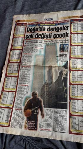 FANATİK BASKET HAFTALIK BASKETBOL GAZETESİ TURKISH NEWSPAPER - DOĞUM GÜNÜ HEDİYESİ  - TAM TAKIM EKSİKSİZ GAZETE 23-29-EKİM  2001  - SAYI: 256 - EFES PILSEN - KARTAL SARHOŞ OLDU - ULKERSPOR - BAKIŞ AÇISI ÇOK FARKLI - BASKETBOL BİTMEZ - EFES KONUK TANIMAZ - ANKARA FATİHİ - DAÇKA'DAN KOLEJ'E DERS - ÜLKER ÇOK TATLANDI - İTÜ'YE ÜLKER'DEN GEÇİT YOK - RENAULT EVİNDE KRAL - ŞİMDİ SÖZ KÜÇÜKLERİN - BU KEZ TAMAM - MUTLAKA AVRUPA ŞAMPİYONU OLACAĞIZ - BAZI ŞEYLER DEĞİŞMELİ - SİZE SÖYLÜYORUM - RÜYADAN GERÇEĞE - KRİZE RAĞMEN - FEDERASYON GÖREVE - GELECEĞİN TAKIMI - MÜTHİŞ ÜÇLÜ - DEV KIZLAR - ABLALAR KOALİSYONU - RADOSEVIC'TEN ASLAN'A TOKAT - KORAC'TA TUR ÜMİTLERİ - DEVLER İTÜ'DE BULUŞTU - HEYECANA ENGEL YOK - BAYAN KARTALLAR TURA ÇOK UZAK - İKİNCİ LİG GÜMBÜR GÜMBÜR - FENER'İN LİSELİ YILDIZLARI - OKUL-KULÜP İŞBİRLİĞİ - NBA İLE YENİDEN - AVRUPA ZAFER HAFTASI - MYERS VE POZZECO'YA DAVET - BASKETBOLUN ÇÖKÜŞÜ - YUKARIDAKİLER AŞAĞIDAKİLER - YARATICILIK - BUD ELEY - ESAT YILMAER - ALEKO MORISIS - NICOLA -