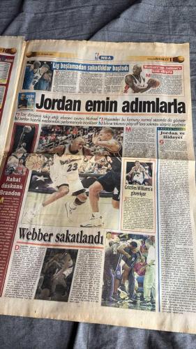 FANATİK BASKET HAFTALIK BASKETBOL GAZETESİ TURKISH NEWSPAPER - DOĞUM GÜNÜ HEDİYESİ  - TAM TAKIM EKSİKSİZ GAZETE 23-29-EKİM  2001  - SAYI: 256 - EFES PILSEN - KARTAL SARHOŞ OLDU - ULKERSPOR - BAKIŞ AÇISI ÇOK FARKLI - BASKETBOL BİTMEZ - EFES KONUK TANIMAZ - ANKARA FATİHİ - DAÇKA'DAN KOLEJ'E DERS - ÜLKER ÇOK TATLANDI - İTÜ'YE ÜLKER'DEN GEÇİT YOK - RENAULT EVİNDE KRAL - ŞİMDİ SÖZ KÜÇÜKLERİN - BU KEZ TAMAM - MUTLAKA AVRUPA ŞAMPİYONU OLACAĞIZ - BAZI ŞEYLER DEĞİŞMELİ - SİZE SÖYLÜYORUM - RÜYADAN GERÇEĞE - KRİZE RAĞMEN - FEDERASYON GÖREVE - GELECEĞİN TAKIMI - MÜTHİŞ ÜÇLÜ - DEV KIZLAR - ABLALAR KOALİSYONU - RADOSEVIC'TEN ASLAN'A TOKAT - KORAC'TA TUR ÜMİTLERİ - DEVLER İTÜ'DE BULUŞTU - HEYECANA ENGEL YOK - BAYAN KARTALLAR TURA ÇOK UZAK - İKİNCİ LİG GÜMBÜR GÜMBÜR - FENER'İN LİSELİ YILDIZLARI - OKUL-KULÜP İŞBİRLİĞİ - NBA İLE YENİDEN - AVRUPA ZAFER HAFTASI - MYERS VE POZZECO'YA DAVET - BASKETBOLUN ÇÖKÜŞÜ - YUKARIDAKİLER AŞAĞIDAKİLER - YARATICILIK - BUD ELEY - ESAT YILMAER - ALEKO MORISIS - NICOLA -