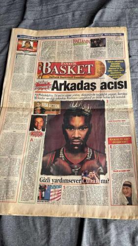 FANATİK BASKET HAFTALIK BASKETBOL GAZETESİ TURKISH NEWSPAPER - DOĞUM GÜNÜ HEDİYESİ  - TAM TAKIM EKSİKSİZ GAZETE 23-29-EKİM  2001  - SAYI: 256 - EFES PILSEN - KARTAL SARHOŞ OLDU - ULKERSPOR - BAKIŞ AÇISI ÇOK FARKLI - BASKETBOL BİTMEZ - EFES KONUK TANIMAZ - ANKARA FATİHİ - DAÇKA'DAN KOLEJ'E DERS - ÜLKER ÇOK TATLANDI - İTÜ'YE ÜLKER'DEN GEÇİT YOK - RENAULT EVİNDE KRAL - ŞİMDİ SÖZ KÜÇÜKLERİN - BU KEZ TAMAM - MUTLAKA AVRUPA ŞAMPİYONU OLACAĞIZ - BAZI ŞEYLER DEĞİŞMELİ - SİZE SÖYLÜYORUM - RÜYADAN GERÇEĞE - KRİZE RAĞMEN - FEDERASYON GÖREVE - GELECEĞİN TAKIMI - MÜTHİŞ ÜÇLÜ - DEV KIZLAR - ABLALAR KOALİSYONU - RADOSEVIC'TEN ASLAN'A TOKAT - KORAC'TA TUR ÜMİTLERİ - DEVLER İTÜ'DE BULUŞTU - HEYECANA ENGEL YOK - BAYAN KARTALLAR TURA ÇOK UZAK - İKİNCİ LİG GÜMBÜR GÜMBÜR - FENER'İN LİSELİ YILDIZLARI - OKUL-KULÜP İŞBİRLİĞİ - NBA İLE YENİDEN - AVRUPA ZAFER HAFTASI - MYERS VE POZZECO'YA DAVET - BASKETBOLUN ÇÖKÜŞÜ - YUKARIDAKİLER AŞAĞIDAKİLER - YARATICILIK - BUD ELEY - ESAT YILMAER - ALEKO MORISIS - NICOLA -