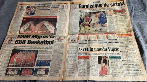 FANATİK BASKET HAFTALIK BASKETBOL GAZETESİ TURKISH NEWSPAPER - DOĞUM GÜNÜ HEDİYESİ  - TAM TAKIM EKSİKSİZ GAZETE 30-EKİM - 5 KASIM  2001  - SAYI: 257 -  RYAGATE ROBU - PANATIE BASKET 10 - ASIFIK RUBU - NBA - 2001-2002 SEZONU ÖNCESİ NBA TAKIMLARI - BATI KONFERANSI - BATI'DA HEDEF - LA LAKERS - EKİM - SADONISIN YOKLUĞU BLAZERS SARSACAK - SPUES YAVAŞ - MINGS KALTELI - UTAN İYICE DOZDEN DÜŞTÜ - HOUSTON KAH KAYBETTI - MINNESOTA YERINDE SAYIYOR - DENVER, CLIPPERS VE MEMPHIS UZAKLARDA - MILWAUKEE BOMBAYI PATLATTI - NOWITZKI NİKAH TAZELEDİ - EKİM ÖZLEMİŞTİK SENİ - HASRET BİTTİ NBA BAŞLIJOR - I AM BACK! - STRICKLAND HEAT'I SECTI - SHAQ: SIRA KOBE'DE - WELCOME HOME MIKE! - GRIZZLIES'TE HERKES MUTLU - SEZONUN İLK MAÇLARI - 76'ERS'TAN SON DAKIKA ATAĞI - NBA'DEKİ GURURUMUZ HİDAYET TÜRKOĞLU, KOCAOĞLAN O'NEAL TARAFINDAN TARTAKLANDI - HAFTANIN YAZISI - MITCH RICHMOND - LINDSEY HUNTER - SHAQUILLE O'NEAL - KOBE BRYANT - STEVE NASH - MICHE FINLEY - JUWAN HOWARD - DIRK NOWITZKI - TIM HARDAWAY -