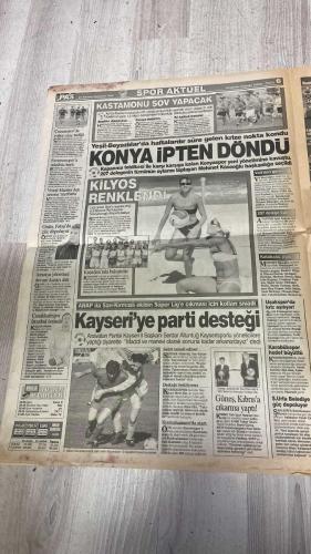 PAS SPOR GAZETESİ - 27 TEMMUZ 2002 - FENER'İN RAKİBİ FEYENOORD, GEÇEN YILIN UEFA ŞAMPİYONU - PORTOKALI BU KUPA'YI ALIRIZ - SIKARIZ - ŞAMPİYONLAR LİGİ ÖN ELEME ÜÇÜNCÜ TUR İLK MAÇI 13 VEYA 14 AĞUSTOS'TA HOLLANDA'DA - LORANT: SARACOĞLU YETER!.. - SİYAH-BEYAZLILAR'A MÜJDE!.. NEVZAT DEMİR TESİSLERİ AÇILDI - NOUMA PASCAL POSTERİ YARIN PAS'TA - ASLAN'A BATIGOL - PASCAL'DAN İLK ÇALIM!.. - SERGEN'LE AVRUPA'YI SALLARIZ - OKAN'A KANCA - İNGİLTERE'NİN ÜNLÜ KULÜBÜ WEST HAM, İNTERLİ OKAN'A RESMEN TALİP OLDU - BÜCÜR İSE KARARSIZ - LEE YONG İMZALADI - İLHAN'LA 1 SAAT - SEVGİLİSİ SEÇKİN, HASTANEDE ZİYARET ETTİ - BAŞBAŞA GEÇEN 60 DAKİKA BU İLİŞKİ KOLAY BİTMESİ - CELİN D - NİJERYALI KANU BEKLEMEDE - HASAN ŞAŞ İLE TAKAS!.. -  LORANT - WERNER LORANT - SADETTİN SARAN - A. NECDET SEZER - AHMET NECDET SEZER - NOUMA - PASCAL NOUMA - SERGEN - CANAYDIN - ÖZHAN CANAYDIN - TERİM - FATİH TERİM - MONDRAGON - CHANTALİS - OKAN - İLHAN - SEÇKİN - KANU - BATİSTUTA - GABRİEL BATİSTUTA - HASAN ŞAŞ - HASAN - BAYRAM
