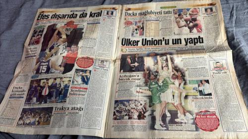 FANATİK BASKET HAFTALIK BASKETBOL GAZETESİ TURKISH NEWSPAPER - DOĞUM GÜNÜ HEDİYESİ  - TAM TAKIM EKSİKSİZ GAZETE  6-12 KASIM  2001  - SAYI: 258 -İVANİRİN PAMMA  - KOPTAN'DAT  - FANATİK BASKET  - HAFTALIK BASKETBOL GAZETESİ  - ÜLKERSPOR 75 OLIMPIJA 63  - GÖREVİMİZ ZAFER  - EUROLEAGUE'DEKİ TEMSİLCİLERİMİZ ELES PİLSEN VE ÜLKER AVRUPA'DA DESTAN YAZDI IDEASLASK 74  - YİNE SÜPER  - TÜM DÜNYA ONU İZLEDİ  - KANAL D AFSANEYİ EKRANA TAŞIDI  - GEÇMİŞ OLSUN  - İNCİ  - MABET  - MAME  - KAZANMAK ÇOK GÜZEL  - İSMET BADERN F.BAHÇE'NİN SEAL SERÜVENİ ITU KARTAL AVCISE FENERLİ LAZLARA RALDP YOK NCAA'DE ŞOV BAŞLIYOR  - DAÇKA KOMŞUDA GÜLEMEDİ  - HASOT 3  - EFES DIŞARIDA DA KRAL  - DAÇKA MAĞLUBİYETİ TATTI  - KENDİMİZİ BULUYORUZ -  VAHAP HACIOĞLU  - İSMET BADEM  - KEREM  - ORHUN  - LEVENT  - BARİŞ  - ERCÜMENT SUNTER  - TURKAY TENER  - FUCKA  - HUGE SCONÖCHİNİ  - SİGALAS  - ERDAL ERDOG  - JORDAN  - CIEM BOLMETERE  - KWAME BROWN  - TYSON CHANDLER  - EDDY CURRY  - DE SAGANA DİOP  - ERRANÇ YAMANEL  - CARLOS BOOZE