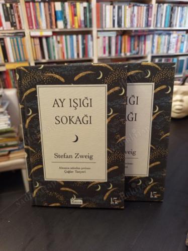 Ay Işığı Sokağı (Bez Ciltli Özel Baskı)