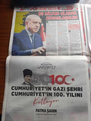Fotomaç Gazetesi - Turkish Newspaper - 29 Ekim 2023 - Cumhuriyetimizin 100. Yılı kutlu olsun - istiklal'den istikbal'e Mustafa Kemal Atatürk ve Recep Tayyip Erdoğan gençlerle fotoğraf - 29 Ekim 1923 sabahı - 29 Ekim Cumhuriyet Bayramı anlamı ve önemi nedir - 28 Ekim'de Çankaya köşkü'ndeki Akşam yemeğinde İsmet Paşa Fethi Bey Kazım Paşa Kemalettin Sami Paşa Rize mebusu Fuat ve Afyon mebusu Ruşen Eşref bey'i misafir olarak ağlayan Mustafa Kemal Paşa misafirlere Yarın Cumhuriyeti ilan edeceğiz dedi - devrim otomobilinden devrin otomobilinde milli otomobil TOGG üretildi yollara çıktı fotoğraf - Cumhuriyetin 100. Kuruluş yıldönümünde kucaklaşma çağrısı yapan Başkan Recep Tayyip Erdoğan 85 milyon olarak kucaklaşalım dedi Fotoğrafı - MNG şirketler Grubu Türkiye Cumhuriyeti 100 yaşında - hayaller gerçek oldu tüm dünya futbol ülkesi Türkiye'yi konuşacak - savunma sanayinde gurur tablosu - Trabzonspor 100 yıl önce mavi gözlerde bir fikirdi şimdi bordo yüreklerde bir coşku Cumhuriyet-29 Ekim 1923
