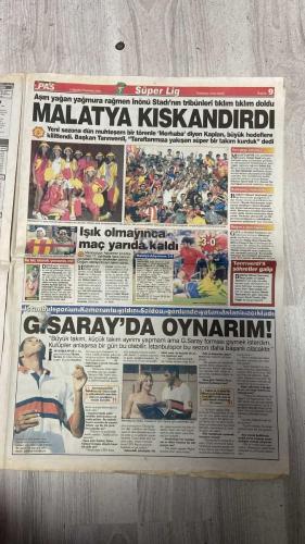 PAS SPOR GAZETESİ - 05 AĞUSTOS 2002 - GOMES ÇALIMI! - TERİM'E VERDİĞİ SÖZÜ YİYEN PORTEKİZLİ, ROMA'YLA SÖZLEŞME İMZALADI VE ARDINDAN DA KİRALIK OLARAK BENFICA'YA GİTTİ!..  - VERDİĞİ SÖZÜ YEDİ! CAPELLO'NUN HESABI CHIESA VEYA MAKAAY  - TERİM BALİÇ'E SARRILDI  - SAKATLAR İYİLEŞTİ!  - FENER'İN ÇİFTE ATAĞI  - MUTLUYUM  - AİLESİNE KAVUŞAN ARİEL ORTEGA. 