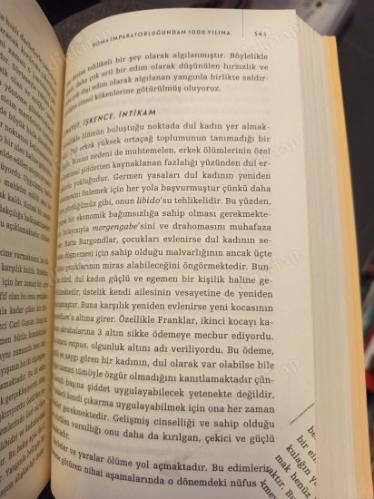 Özel Hayatın Tarihi Seti - İlk 2 Kitap Set (1. Roma İmparatorluğu'ndan 1000 Yılına / 2. Feodal Avrupa'dan Rönesansa)