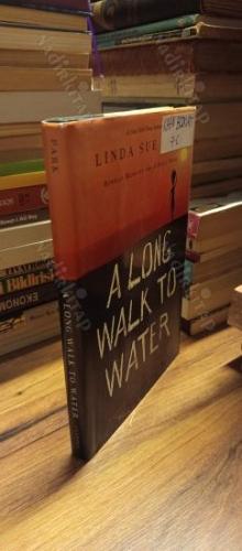 A Long Walk to Water - Based on a True Story (Hardcover)