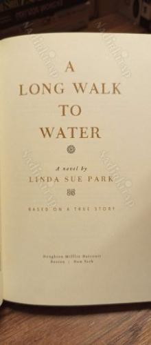 A Long Walk to Water - Based on a True Story (Hardcover)