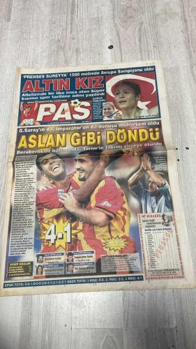 PAS SPOR GAZETESİ - 12 AĞUSTOS 2002 - PRENSES SUREYYA' 1500 METREDE AVRUPA ŞAMPİYONU OLDU - ATLETİZMDE BİR İLKE İMZA ATAN SÜPER KIZIMIZ SPOR TARİHİNE ADINI YAZDIRDI - GURUR TABLOSU - G.SARAY'IN DA, İMPARATOR'UN DA DÖNÜŞÜ MUHTEŞEM OLDU - ASLAN GİBİ DÖNDÜ - BERABERLİKLER HAFTASINDA, TERİM'İN TAKIMI ZİRVEYE OTURDU - DİGER MAÇLAR - SÜPER LİG PUAN DURUMU - İMPARATOR FARKI - ASLAN'IN PRESİ SAMSUN'U YIKTI - MAÇIN HEMEN BAŞINDA RAKİBİ SERT PRESİYLE BOĞAN SARI-KIRMIZILILAR SAMSUNSPOR'U 15 DAKİKADA ÇÖZDÜLER - CIM-BOM HAZIR GİBİ - TERİM İLE LİGE SÜPER GİREN CİM-BOM, HAFTANIN EN FARKLI GALİBİYETİNDI ALDI - G.SARAY ÇOK FARKLI - SUREYYA - TERİM - ÜMİT KARAN - SİNAN - FELİPE - ARİF - YÜKSEL AYTUG - ÖZER ŞENDIR - SAİM ALTUNTERİM - SERCAN GÖRGÜLÜ - TÜRKAY - RAMBO - SOUNESS - ERSOY - BALİC - FATİH TERİM - ERGÜN - HASAN ŞAŞ - SÜREYYA AYHAN - SZABO - LINDSAY DAVENPORT - ÖNTÜ - CUPER - RONALDO - RIVALDO - LUIS FIGO - FUAT YAMAN - ÇELİK - ONAKAN - MERT CHAKAN - KANAN KORKMAZ - KARMAN - ALTAY