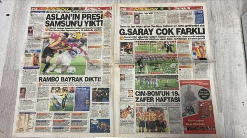 PAS SPOR GAZETESİ - 12 AĞUSTOS 2002 - PRENSES SUREYYA' 1500 METREDE AVRUPA ŞAMPİYONU OLDU - ATLETİZMDE BİR İLKE İMZA ATAN SÜPER KIZIMIZ SPOR TARİHİNE ADINI YAZDIRDI - GURUR TABLOSU - G.SARAY'IN DA, İMPARATOR'UN DA DÖNÜŞÜ MUHTEŞEM OLDU - ASLAN GİBİ DÖNDÜ - BERABERLİKLER HAFTASINDA, TERİM'İN TAKIMI ZİRVEYE OTURDU - DİGER MAÇLAR - SÜPER LİG PUAN DURUMU - İMPARATOR FARKI - ASLAN'IN PRESİ SAMSUN'U YIKTI - MAÇIN HEMEN BAŞINDA RAKİBİ SERT PRESİYLE BOĞAN SARI-KIRMIZILILAR SAMSUNSPOR'U 15 DAKİKADA ÇÖZDÜLER - CIM-BOM HAZIR GİBİ - TERİM İLE LİGE SÜPER GİREN CİM-BOM, HAFTANIN EN FARKLI GALİBİYETİNDI ALDI - G.SARAY ÇOK FARKLI - SUREYYA - TERİM - ÜMİT KARAN - SİNAN - FELİPE - ARİF - YÜKSEL AYTUG - ÖZER ŞENDIR - SAİM ALTUNTERİM - SERCAN GÖRGÜLÜ - TÜRKAY - RAMBO - SOUNESS - ERSOY - BALİC - FATİH TERİM - ERGÜN - HASAN ŞAŞ - SÜREYYA AYHAN - SZABO - LINDSAY DAVENPORT - ÖNTÜ - CUPER - RONALDO - RIVALDO - LUIS FIGO - FUAT YAMAN - ÇELİK - ONAKAN - MERT CHAKAN - KANAN KORKMAZ - KARMAN - ALTAY