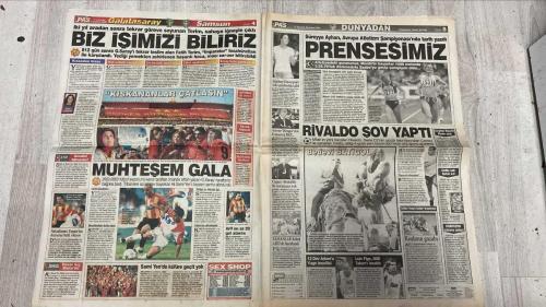 PAS SPOR GAZETESİ - 12 AĞUSTOS 2002 - PRENSES SUREYYA' 1500 METREDE AVRUPA ŞAMPİYONU OLDU - ATLETİZMDE BİR İLKE İMZA ATAN SÜPER KIZIMIZ SPOR TARİHİNE ADINI YAZDIRDI - GURUR TABLOSU - G.SARAY'IN DA, İMPARATOR'UN DA DÖNÜŞÜ MUHTEŞEM OLDU - ASLAN GİBİ DÖNDÜ - BERABERLİKLER HAFTASINDA, TERİM'İN TAKIMI ZİRVEYE OTURDU - DİGER MAÇLAR - SÜPER LİG PUAN DURUMU - İMPARATOR FARKI - ASLAN'IN PRESİ SAMSUN'U YIKTI - MAÇIN HEMEN BAŞINDA RAKİBİ SERT PRESİYLE BOĞAN SARI-KIRMIZILILAR SAMSUNSPOR'U 15 DAKİKADA ÇÖZDÜLER - CIM-BOM HAZIR GİBİ - TERİM İLE LİGE SÜPER GİREN CİM-BOM, HAFTANIN EN FARKLI GALİBİYETİNDI ALDI - G.SARAY ÇOK FARKLI - SUREYYA - TERİM - ÜMİT KARAN - SİNAN - FELİPE - ARİF - YÜKSEL AYTUG - ÖZER ŞENDIR - SAİM ALTUNTERİM - SERCAN GÖRGÜLÜ - TÜRKAY - RAMBO - SOUNESS - ERSOY - BALİC - FATİH TERİM - ERGÜN - HASAN ŞAŞ - SÜREYYA AYHAN - SZABO - LINDSAY DAVENPORT - ÖNTÜ - CUPER - RONALDO - RIVALDO - LUIS FIGO - FUAT YAMAN - ÇELİK - ONAKAN - MERT CHAKAN - KANAN KORKMAZ - KARMAN - ALTAY