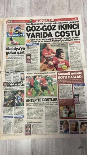 PAS SPOR GAZETESİ - 12 AĞUSTOS 2002 - PRENSES SUREYYA' 1500 METREDE AVRUPA ŞAMPİYONU OLDU - ATLETİZMDE BİR İLKE İMZA ATAN SÜPER KIZIMIZ SPOR TARİHİNE ADINI YAZDIRDI - GURUR TABLOSU - G.SARAY'IN DA, İMPARATOR'UN DA DÖNÜŞÜ MUHTEŞEM OLDU - ASLAN GİBİ DÖNDÜ - BERABERLİKLER HAFTASINDA, TERİM'İN TAKIMI ZİRVEYE OTURDU - DİGER MAÇLAR - SÜPER LİG PUAN DURUMU - İMPARATOR FARKI - ASLAN'IN PRESİ SAMSUN'U YIKTI - MAÇIN HEMEN BAŞINDA RAKİBİ SERT PRESİYLE BOĞAN SARI-KIRMIZILILAR SAMSUNSPOR'U 15 DAKİKADA ÇÖZDÜLER - CIM-BOM HAZIR GİBİ - TERİM İLE LİGE SÜPER GİREN CİM-BOM, HAFTANIN EN FARKLI GALİBİYETİNDI ALDI - G.SARAY ÇOK FARKLI - SUREYYA - TERİM - ÜMİT KARAN - SİNAN - FELİPE - ARİF - YÜKSEL AYTUG - ÖZER ŞENDIR - SAİM ALTUNTERİM - SERCAN GÖRGÜLÜ - TÜRKAY - RAMBO - SOUNESS - ERSOY - BALİC - FATİH TERİM - ERGÜN - HASAN ŞAŞ - SÜREYYA AYHAN - SZABO - LINDSAY DAVENPORT - ÖNTÜ - CUPER - RONALDO - RIVALDO - LUIS FIGO - FUAT YAMAN - ÇELİK - ONAKAN - MERT CHAKAN - KANAN KORKMAZ - KARMAN - ALTAY