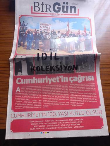 Birgün Cumhuriyet Özel Gazetesi - Turkish Newspaper - 29 Ekim 2023 - Cumhuriyeti biz böyle kazandık fotoğraf - Atatürk Türkiye Büyük Millet Meclisi önünde fotoğraf - Cumhuriyetin çağrısı - Cumhuriyet'in 100. Yaşı kutlu olsun - Cumhuriyet için mücadele edilmeli yazan Ahmet Ümit - Eskişehir'de Gülşen'in 29 Ekim konserini 50.000 kişi izledi Fotoğrafı - Adana'da cumhuriyetin 100. Yıl kutlamaları Fotoğrafı - Cumhuriyetimizin 100. Yılı kutlu olsun McDonald's - Yüz yıl sonra Rosa Luxemburg'a mektup yazan Jülide Kural - Cumhuriyeti daha iyi anlatmak zorundayız Hasan Altan Erkekli - yeniden kuruluşun kitlesi Gezide ortaya çıktı yazan Korkut Boratav - 100. Yılda Cumhuriyet tarihini düşünmek yazan Erendiz Atasü - cumhuriyetin tarihsel anlamı yazan Oğuz Oyan - Mustafa Kemal yürüyüşü Deniz Gezmiş Fotoğrafı - Türkiye Cumhuriyeti ve ulus devlet modeli yazan İbrahim Aydın - Yüzüncü Yılında Cumhuriyet'in önemi yazan Mazlum Çimen - ayvalık'ta Cumhuriyeti kutlamaları kortej yürüyüşü - 29 Ekim 1923