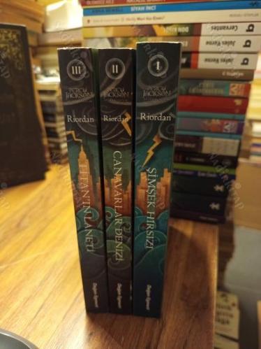 Percy Jackson ve Olimposlular İlk 3 Kitap Takım (1. Şimşek Hırsızı / 2. Canavarlar Denizi / 3. Titan'ın Laneti)