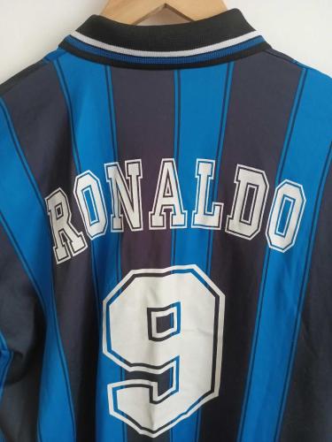 İnter - Fenomen Ronaldo Forması - Dönem Ürünü - Orijinal Değil - Küçük Birkaç İp Atması Dışında Sorunu Yok - Halı Saha İçin İdeal - M-L Beden Arası