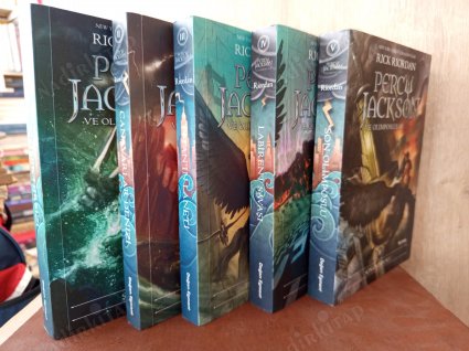 Percy Jackson ve Olimposlular 5 Cilt Takım (1. Şimşek Hırsızı, 2. Canavarlar Denizi, 3. Titan'ın Laneti, 4. Labirent Savaşı, 5. Son Olimposlu)