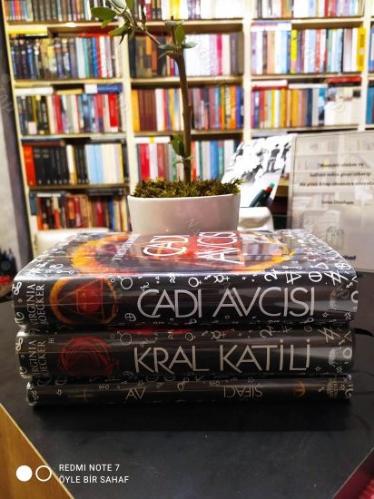 Cadı Avcısı Serisi Set 3 Kitap Takım (1. Cadı Avcısı / 2. Kral Katili / 3. Şifacı-Av)