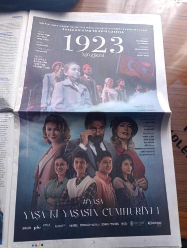Oksijen Gazetesi - Turkish Newspaper - 27 Ekim 2 Kasım 2023 - Cumhuriyet Yüzyılın Bayramı - Atatürk'ün fotoğrafı - 200. yılı da kutlayabilmek için yazan Mehmet Y. Yılmaz - bizim bir rüyamız vardı yazan Ece Temelkuran - Cumhuriyeti yeniden düşünmek yazan Bekir Ağırdır - kutlamak veya kutlamamak yazan Cem Say - İkinci Yüzyıla yönelik hayaller yazan M. Serdar Kuzuloğlu - Trendyol Cumhuriyet 100 yaşında Atatürk fotoğraflı tam sayfa - Atatürk'ün şapka vizyonu - Cumhuriyetin ikinci yüzyılına lider Türkler yetiştirmeliyiz Ayşegül Dicle Aydın - Migros cumhuriyet tam 100 yıldır bize çok iyi geliyor - Zorlu Holding katkılarıyla 1923 müzikal Yaşasın Cumhuriyet - Cumhuriyetin 100. Yılını kim nerede kutluyor - Cumhuriyet devrimlerine destek bir asırdır sürüyor - Hi Doctor Cumhuriyetin 100. Yılı kutlu olsun - Yaşasın Türkiye Cumhuriyeti yazan İzzettin Çalışlar - sahadaki ilk ay yıldızı formalar Fotoğrafı - 30 Ekim günü kurulan ilk t.c hükümeti üyeleri Fotoğrafı - 29 Ekim 1923