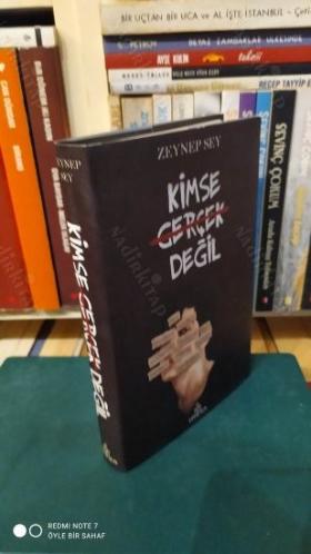 Kimse Gerçek Değil (Ciltli, Şömizli)
