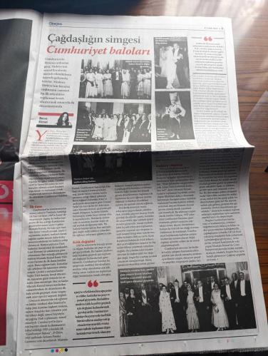 Oksijen Gazetesi - Turkish Newspaper - 27 Ekim 2023 - İyi ki Cumhuriyet var 100 yıllık gurur - İlla Batı demedi sentez yanlısıydı yazan Alper Bahçekapılı - Atatürk için sanat bir güçtü Elif Tanrıyar'ın röportajı - Türk mizahının inişleri çıkışları Kutlukhan Perker'in yazısı - sporun 100 yıllık yolculuğu yazan Mehmet Yüce - çağdaşlığın simgesi Cumhuriyet baloları - Mareşal Fevzi Çakmak'ın kızının düğün töreninden bir kare fotoğraf - Atatürk manevi kızı Nebile ile dans ederken fotoğraf - Türk sineması cumhuriyet ile yükseldi - Genco Erkal dostlar tiyatrosu Fotoğrafı - lüküs hayat oyunu 1980'ler Fotoğrafı - Zeki Müren 60'ların ikinci yarısında Maksim gazinosu'nda sahneye çıkıyordu Fotoğrafı - İbrahim Çallı anısına Cumhuriyet sergisi - Cumhuriyetin ilk kadın seramik sanatçısı Füreya Koral Fotoğrafı - Türk gastronomisinin 100 yıllık dönüşümü yazan Oğul Türkkan - adı artık 1924 İstanbul olan Rejans'ta Atatürk'ün masası hala duruyor Fotoğrafı - 100 yaşında bir çocuk senfoni - 29 ekim 1923