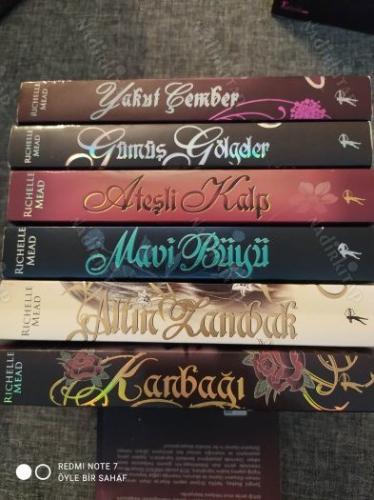 Bir Kanbağı Romanı 6 Kitap Takım (Kanbağı, Altın Zambak, Mavi Büyü, Ateşli Kalp, Gümüş Gölgeler, Yakut Çember)