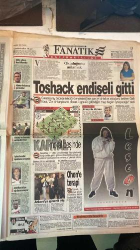 FANATİK SPOR GAZETESİ - TURKISH NEWSPAPER - DOĞUM GÜNÜ HEDİYESİ  - EKSİKSİZ TAM TAKIM GAZETE - 1 KASIM 1998 PAZAR - SAYI:1078 - TOD BALİÇ - KEMALETTİN - KENNEDY - EROL TOGAY - NECATİ BİLGİÇ - ABDULLAH CEVRİM - ONUR BELGE - ENGİN VEREL - İSMET TONGO - OSMAN TANBURACI - TEMEL ÖZALAK - TURAN YÜCEL - SERGEN - DAVID RIVERS - HAGI - ARİF - AYKUT KIC - AZİZ YILDIRIM - SERKAN - HULİ BELG - BU VATAN HEPİMİZİN - GERÇEK SPOR GAZETESİ - FANATİK - FENER İPTEN DÖNDÜ - HAVA TAARUZU - HAYAT VERİYOR - BOLİÇ TOPUN AĞZINDA - YÖNETİCİLER ARTIK İSYAN ETTİ - BAŞKAN AZİZ YILDIRIM - EFES PİLSEN ŞEMSİYESİ - NAD KAZANACAK - VE MİLYONLARCA BEDAVA EFES PİLSEN - BEŞİKTAŞ - FENERBAHÇE - ANKARAGÜCÜ - GALATASARAY - SAMSUNSPOR - KARABÜKSPOR - GAZİANTEPSPOR - İSTANBULSPOR - ADANASPOR - SAKARYASPOR - ERZURUMSPOR - ANTALYASPOR - KOCAELİSPOR - BURSASPOR - ÇANAKKALE DARDANEL - GENÇLERBİRLİĞİ - ROSENBORG - GALATASARAY 3-0 KARABÜKSPOR - FENERBAHÇE 2-1 ANKARAGÜCÜ - İSTANBULSPOR 0-0 GAZİANTEPSPOR - ADANASPOR - SAKARYASPOR - ER