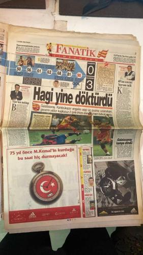 FANATİK SPOR GAZETESİ - TURKISH NEWSPAPER - DOĞUM GÜNÜ HEDİYESİ  - EKSİKSİZ TAM TAKIM GAZETE - 1 KASIM 1998 PAZAR - SAYI:1078 - TOD BALİÇ - KEMALETTİN - KENNEDY - EROL TOGAY - NECATİ BİLGİÇ - ABDULLAH CEVRİM - ONUR BELGE - ENGİN VEREL - İSMET TONGO - OSMAN TANBURACI - TEMEL ÖZALAK - TURAN YÜCEL - SERGEN - DAVID RIVERS - HAGI - ARİF - AYKUT KIC - AZİZ YILDIRIM - SERKAN - HULİ BELG - BU VATAN HEPİMİZİN - GERÇEK SPOR GAZETESİ - FANATİK - FENER İPTEN DÖNDÜ - HAVA TAARUZU - HAYAT VERİYOR - BOLİÇ TOPUN AĞZINDA - YÖNETİCİLER ARTIK İSYAN ETTİ - BAŞKAN AZİZ YILDIRIM - EFES PİLSEN ŞEMSİYESİ - NAD KAZANACAK - VE MİLYONLARCA BEDAVA EFES PİLSEN - BEŞİKTAŞ - FENERBAHÇE - ANKARAGÜCÜ - GALATASARAY - SAMSUNSPOR - KARABÜKSPOR - GAZİANTEPSPOR - İSTANBULSPOR - ADANASPOR - SAKARYASPOR - ERZURUMSPOR - ANTALYASPOR - KOCAELİSPOR - BURSASPOR - ÇANAKKALE DARDANEL - GENÇLERBİRLİĞİ - ROSENBORG - GALATASARAY 3-0 KARABÜKSPOR - FENERBAHÇE 2-1 ANKARAGÜCÜ - İSTANBULSPOR 0-0 GAZİANTEPSPOR - ADANASPOR - SAKARYASPOR - ER
