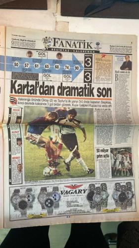 FANATİK SPOR GAZETESİ - TURKISH NEWSPAPER - DOĞUM GÜNÜ HEDİYESİ  - EKSİKSİZ TAM TAKIM GAZETE - 6 KASIM 1998 CUMA - SAYI: 1083 - OKTAY - TAYFUR - TOSHACK - SÜLEYMAN SEBA - ALPAY - MEHMET - GÜVEN TANER - FAİK GURSES - ULVİ GÜVENEROĞLU - ATAF KEÇECİ - DOĞAN BABACAN - ÇETİN - BU VATAN HEPİMİZİN - GERÇEK SPOR GAZETESİ - FANATİK - FANATİK İÇİNDEN - CUP WINNERS - PUAN DURUMU - HAFTANIN MAÇLARI - MUCİZEYİ BAŞARDILAR - TAKIM GİBİ - SEVİNÇ HÜZNE DÖNDÜ - TOSHACK DA ÇILDIRDI - SEBA İNANAMIYORUM - HADI CANIM SİZDE - İNTİHAR GÖRDÜM - YAZIKLAR OLSUN - BU NE REZİLLİK - PERŞEMBENİN GELİŞİ - TÜRKİYE KUPASI KURALAR ÇEKİLİYOR - GOL - KARTAL’DAN DRAMATİK SON - AMAKOCHI BİLGİLİ İLE TRİBÜNDEYDİ - OKTAY-ALPAY KAPIŞTI - BAŞKAN ÇETİN’İN BÜYÜK HEYECANI - KARTAL GOL ARARKEN AVLANDI - 50 MİLYAR PRİM UÇTU - BEŞİKTAŞ - VALERENGA - GALATASARAY - FENERBAHÇE - ANTALYASPOR - TRABZON - KARABÜK - ADANA - ERZURUM - SAKARYA - SAMSUN - BURSA - KOCAELİ - ANKARAGÜCÜ - GAZİANTEP - BEŞİKTAŞ 3-3 VALERENGA - ANTALYASPOR 82-74 FENE